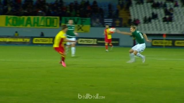 Berita video pemain di Liga Ukraina ini jelas melakukan handball konyol, dan hanya berbuah kartu kuning. This video presented by BallBall.