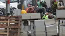 Pekerja beristirahat di sela proyek revitalisasi trotoar di kawasan Senopati, Kebayoran Baru, Jakarta, Rabu (15/9/2021). Pada tahun 2021, trotoar yang akan dibangun kurang lebih 41 ribu meter persegi di 5 wilayah. (Liputan6.com/Herman Zakharia)