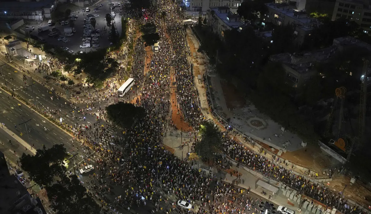 Mereka mendesak agresi Israel ke Palestina segera dihentikan. (AP Photo/Ohad Zwigenberg)