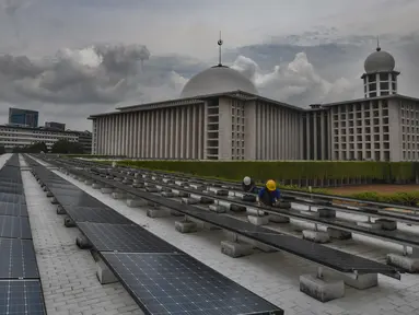 Petugas memeriksa panel surya 150 Mpw yang mampu mensuplai 20 persen total kebutuhan operasional listrik masjid di Masjid Istiqlal, Jakarta, Senin (17/02/2025). (merdeka.com/Arie Basuki)