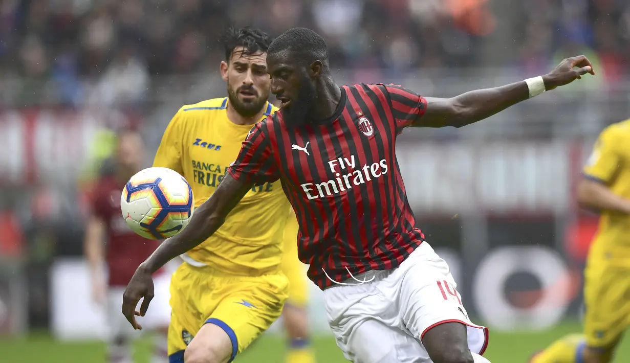 Tiemoue Bakayoko gagal membayar ekspektasi besar selama membela Chelsea. Musim debutnya tak berjalan mulus dan menjadi pembuka di balik kesialannya yang selalu dipinjamkan. Dimulai pada musim 2018/2019, Bakayoko terpaksa dilepas ke AC Milan demi bisa tampil reguler. (AFP/Miguel Medina)