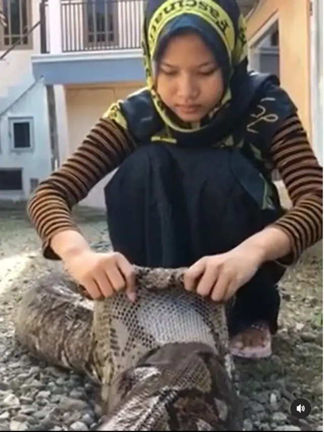 6 Potret Persahabatan Wanita dengan Ular Piton Selama 10 Tahun, Bikin Melongo