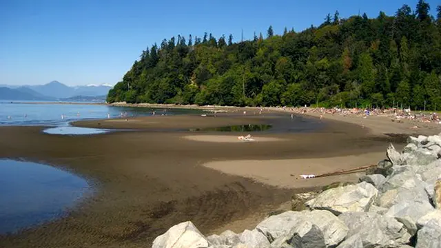 10 Pantai Bebas Bugil Paling Populer di Dunia