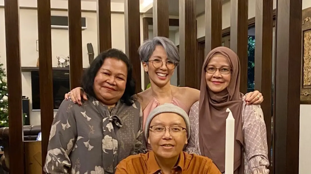Setia Menemani, Ini 7 Potret Ari Lasso dan Kakak Sulungnya yang Seorang Muslim