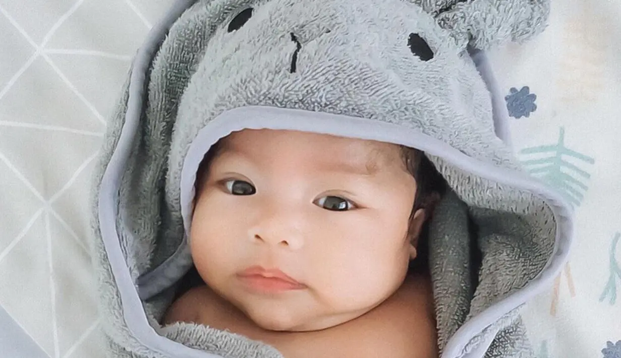 Anissa Aziza melahirkan putri pertamanya dengan Raditya Dika pada 6 Mei 2019 yang mereka beri nama Alinea Ava Nasution. Video tingkah menggemaskan Alea kerap diunggah Anissa dan Radit di akun Instagram mereka. (Liputan6.com/IG/@anissaaziza)