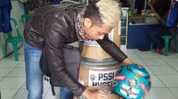Bobotoh Persib Bandung mengumpulkan koin untuk denda koreo Save Rohingya yang dijatuhkan Komdis PSSI. (Bola.com/Erwin Snaz)