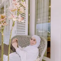 Pakaian yang didominasi putih mulai dari tunik dan kerudung segi empat seperti Lesti Kejora juga bisa menjadi pilihan. Padukan dengan pants bermotif tartan agar lebih fashionable. (Instagram @lestykejora)