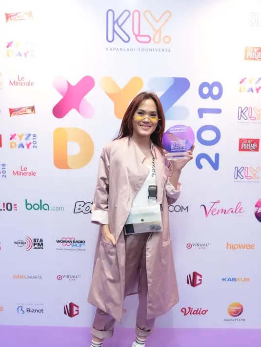 Untuk memenangkan dalam kategori Music di ajang XYZ Day Creator Award 2018, lagu kolaborasi berjudul Sweet Talk bersaing dengan, Rich Brian-Glow Like Dat, J Flow-De Nada ft Jeia & Denada, Sashabilla-Malaikat Baik. (Adrian Putra/Bintang.com)
