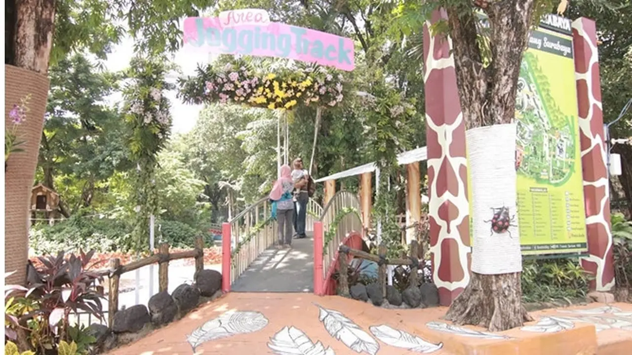 6 Potret Jogging Track Baru di Kebun Binatang Surabaya, Asri Banget