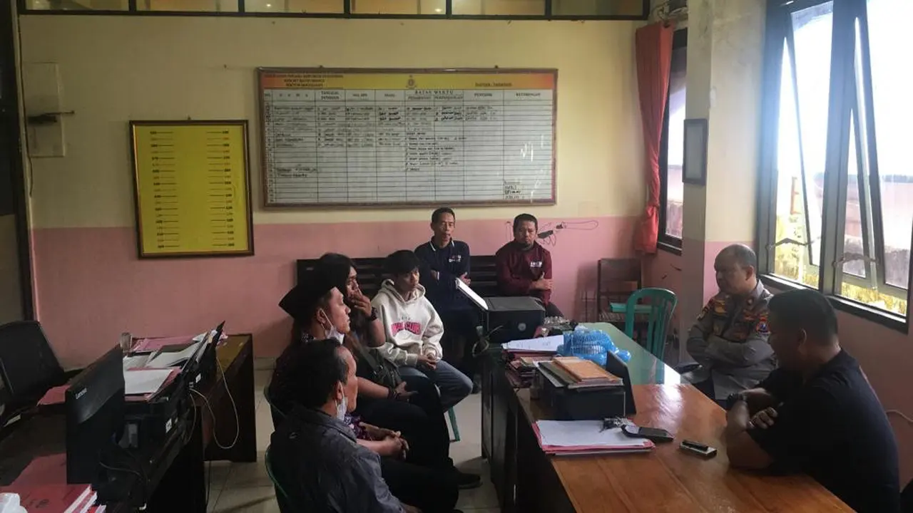 Proses mediasi bentrok antar pemuda di SPBU Rogojampi Banyuwangi beberapa waktu lalu di Mapolsek Rogojampi (Istimewa)