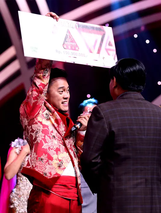 Danang Pradana Dieva atau akrab dengan sapaan Danang menjadi juara pertama di ajang D’Academy Asia 2015. Pria asal Banyuwangi ini berhasil unggul dari dua kontestan lainnya yakni Lesti (Indonesia) dan Shiha (Malaysia). (Andy Masela/Bintang.com)