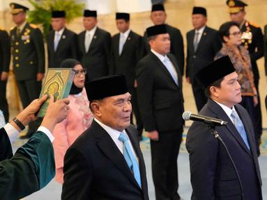 Menteri Koordinator Bidang Politik dan Keamanan, Djamari Chaniago (tengah), dan Menteri Pemuda dan Olahraga, Erick Thohir selama upacara pelantikan di Istana Kepresidenan, Jakarta, Rabu 17 September 2025. (AP Photo/Achmad Ibrahim)