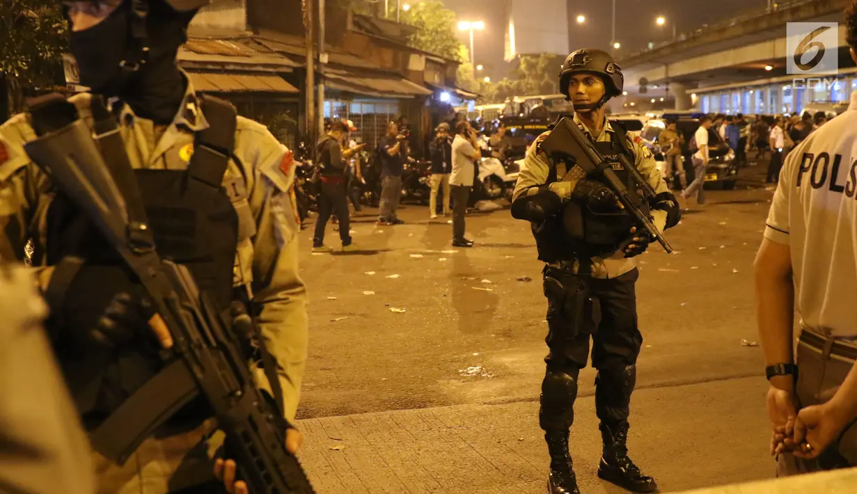 Setelah terjadi ledakan, Polisi melarang siapa pun memasuki kawasan halte, kecuali petugas yang tengah melakukan olah TKP, Kampung Melayu, Jakarta, Rabu (24/5). (Liputan6.com/Angga Yuniar)