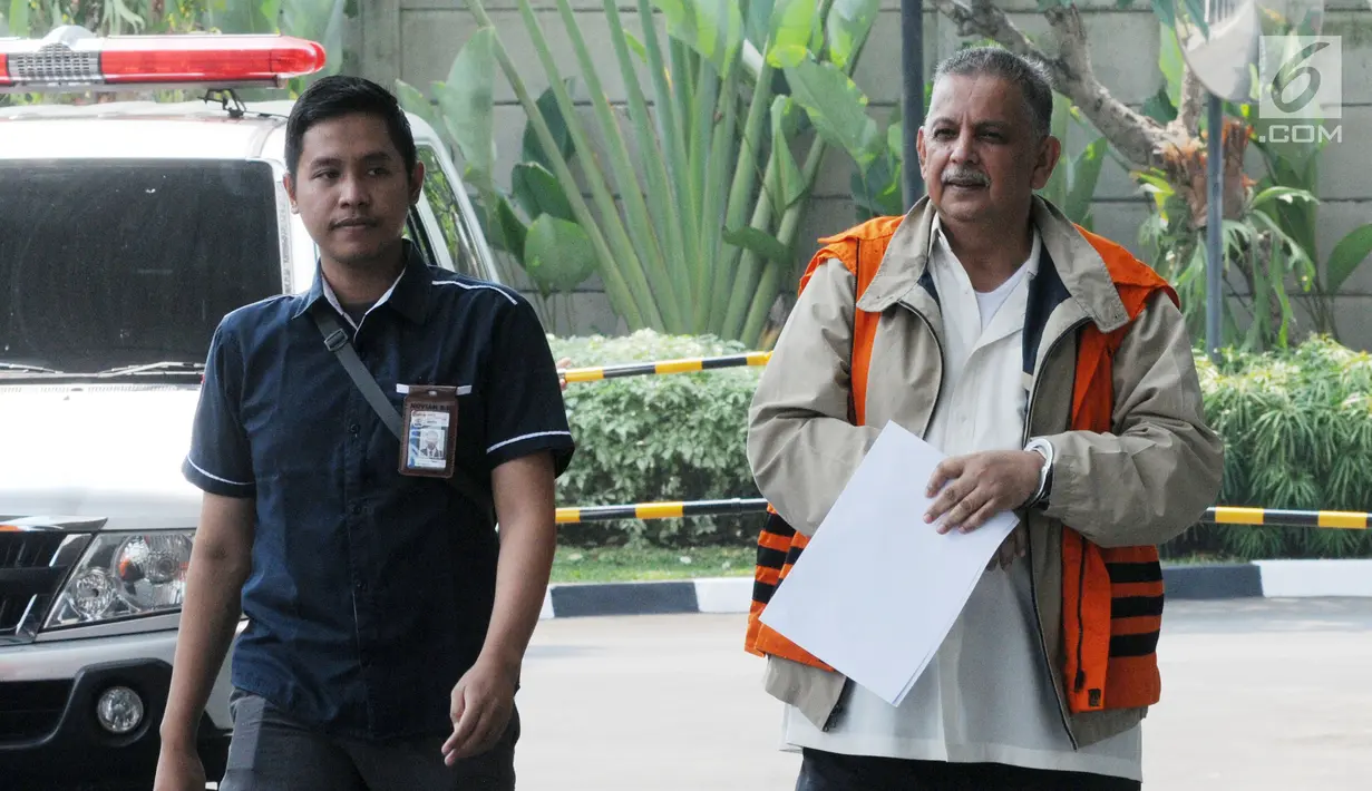 Direktur Utama nonaktif PLN Sofyan Basir (kanan) tiba di Gedung KPK, Jakarta, Kamis (27/6/2019). Sofyan diperiksa sebagai saksi aliran kasus dugaan suap dan gratifikasi yang menjerat Anggota Komisi VI DPR Bowo Sidik Pangarso. (merdeka.com/Dwi Narwoko)