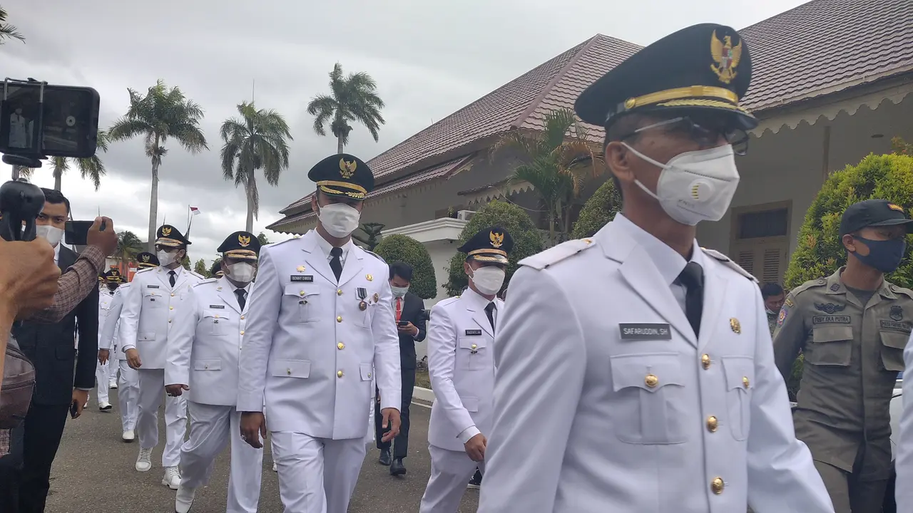 Kepala daerah sumbar memasuki Auditorium Gubernur provinsi setempat untuk dilantik. (Liputan6.com/ Novia Harlina)