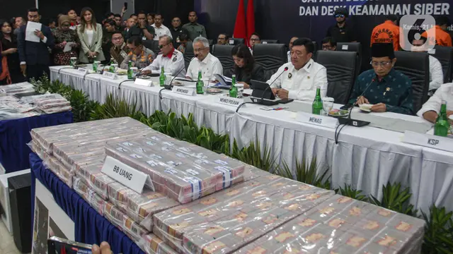 Bersama Sejumlah Menteri, Menko Polkam Budi Gunawan Tunjukkan Tumpukan Uang Hasil Operasi Pemberantasan Judi Online