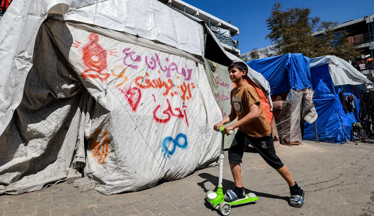 Menyambut Ramadan, pengungsi Palestina menghias lokasi penampungan mereka dengan ornamen. (MOHAMMED ABED/AFP)