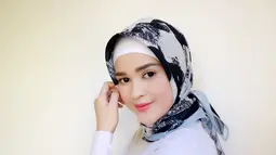 Dara kelahiran 26 mei 1993 ini tak  tampil aneh-aneh saat berhijab. Ia cukup mengikatkan hijabnya ke bagian belakang, agar pipinya terlihat lebih tirus. (Liputan6.com/IG/cutratumeyriska)