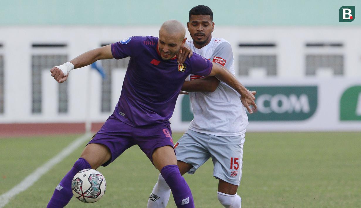 Pemain Persik Kediri, Youssef Ezzejjari (kiri) berebut bola dengan pemain PSM Makassar, Hasyim Kipuw dalam laga pekan ke-4 BRI Liga 1 2021/2022 di Stadion Wibawa Mukti, Cikarang, Kamis (23/9/2021). Persik kalah 2-3. (Bola.com/M Iqbal Ichsan)