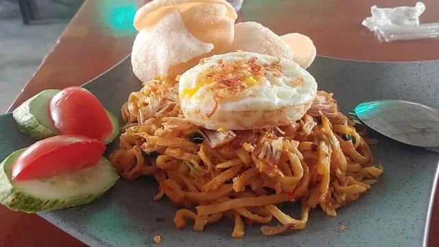 Sepiring mie goreng nyemek dan telur ceplok