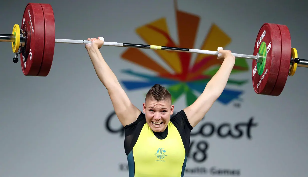Kaity Fassina dari Australia mengangkat beban saat berkompetisi dalam clean and jerk angkat besi 90kg selama Commonwealth Games 2018 di Carrara Sports Arena di Gold Coast, Australia (9/4). (AP Photo / Mark Schiefelbein)