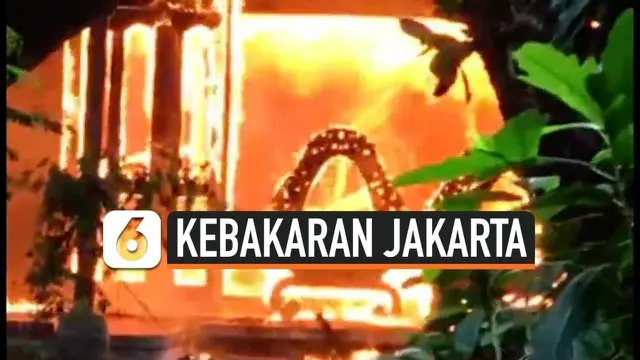 2 rumah mewah di kawasan elit Kemang Jakarta Selatan terbakar, kebakaran akibat korsleting listrik di salah satu rumah yang kondisinya kosong tidak dihuni. Kebakaran membuat panik pemilik rumah.