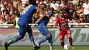 Gelandang Persija Jakarta, Riko Simanjuntak, berusaha melewati pemain Persib Bandung pada laga Shopee Liga 1 di SUGBK, Jakarta, Rabu (10/7). Persija bermain imbang 1-1 atas Persib. (Bola.com/Yoppy Renato)