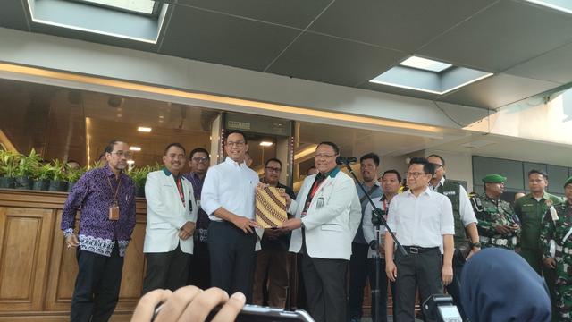 Anies Baswedan-Muhaimin Iskandar (AMIN) rampung menjalani tes kesehatan di Rumah Sakit Pusat Angkatan Darat (RSPAD)