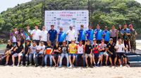 Para pebalap peserta FIM Asia Supermoto Championship 2016 berfoto bersama di Pantai Bakung, Malang, pada Kamis (6/10/2016). (Humas FIM Asia Supermoto)