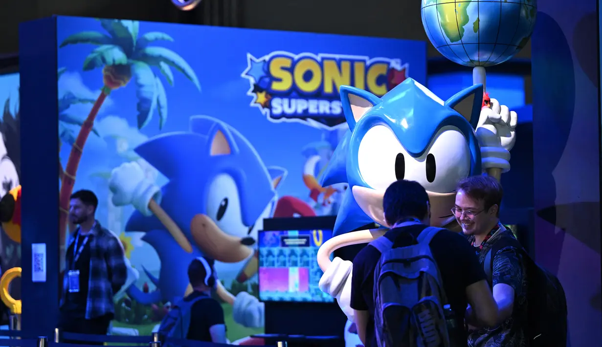 Pengunjung memainkan game Sonic Superstars di stan Sega pada pameran video game Gamescom di Cologne, Jerman bagian barat pada 23 Agustus 2023. (AFP/Ina Fassbeder)