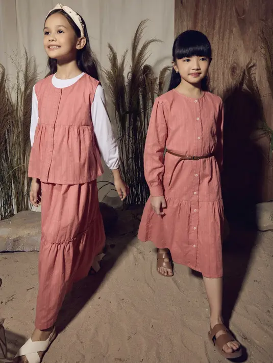 Koleksi ini pun bisa digunakan mulai dari anak-anak hingga dewasa. Dengan banyak pilihan warna dan model yang membuat lebaran lagi kasual. Credit: Osella Indonesia