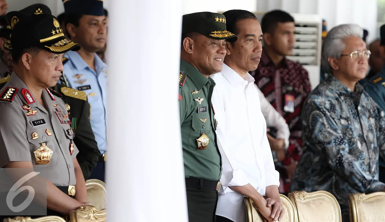 Presiden Jokowi meninjau kegiatan gladi bersih upacara HUT ke-71 Kemerdekaan RI di Istana Merdeka, Jakarta, Senin (15/8). Jokowi didampingi oleh Ketua DPD RI Irman Gusman meninjau gladi bersih tersebut. (Liputan6.com/Faizal Fanani)