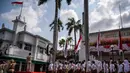 Para peserta memberi hormat saat reka ulang insiden Hotel Yamato atau Hotel Majapahit pada 19 September 1945, Surabaya, Minggu 22 September 2024. (JUNI KRISWANTO/AFP)