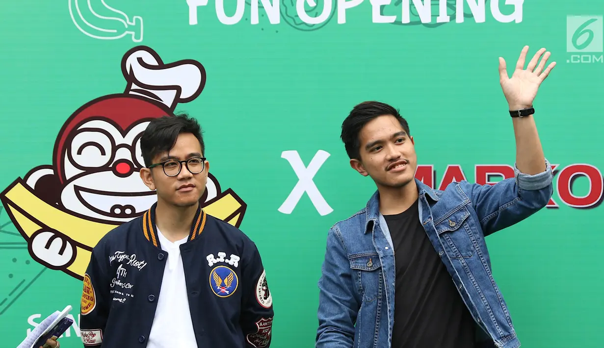 Gaya putra Presiden Joko Widodo atau Jokowi, Gibran Rakabuming (kiri) dan Kaesang Pangarep saat launching outlet kuliner Sang Pisang dan Markobar di Cikini, Jakarta, Minggu (11/3). (Liputan6.com/Immanuel Antonius)