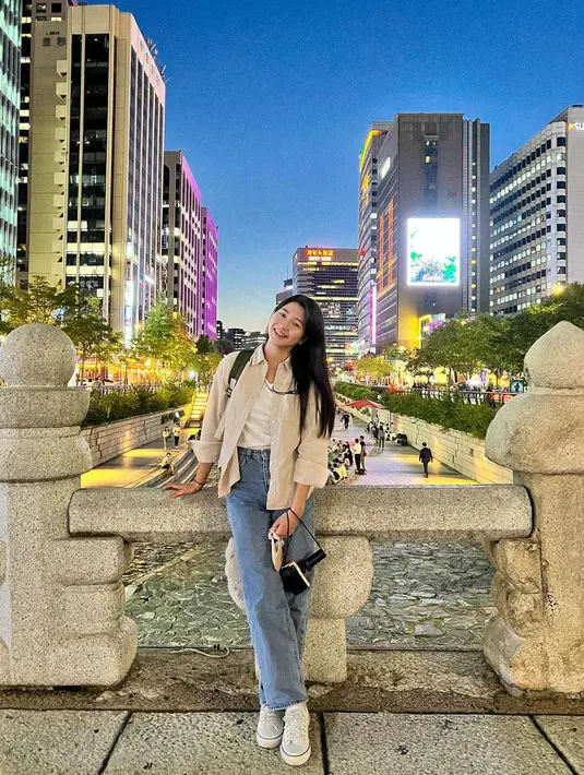 Jeans menjadi fashion item yang paling mudah dipadupadankan, seperti memakai ribbed top dan shacket. [IG @amelia_tantono]