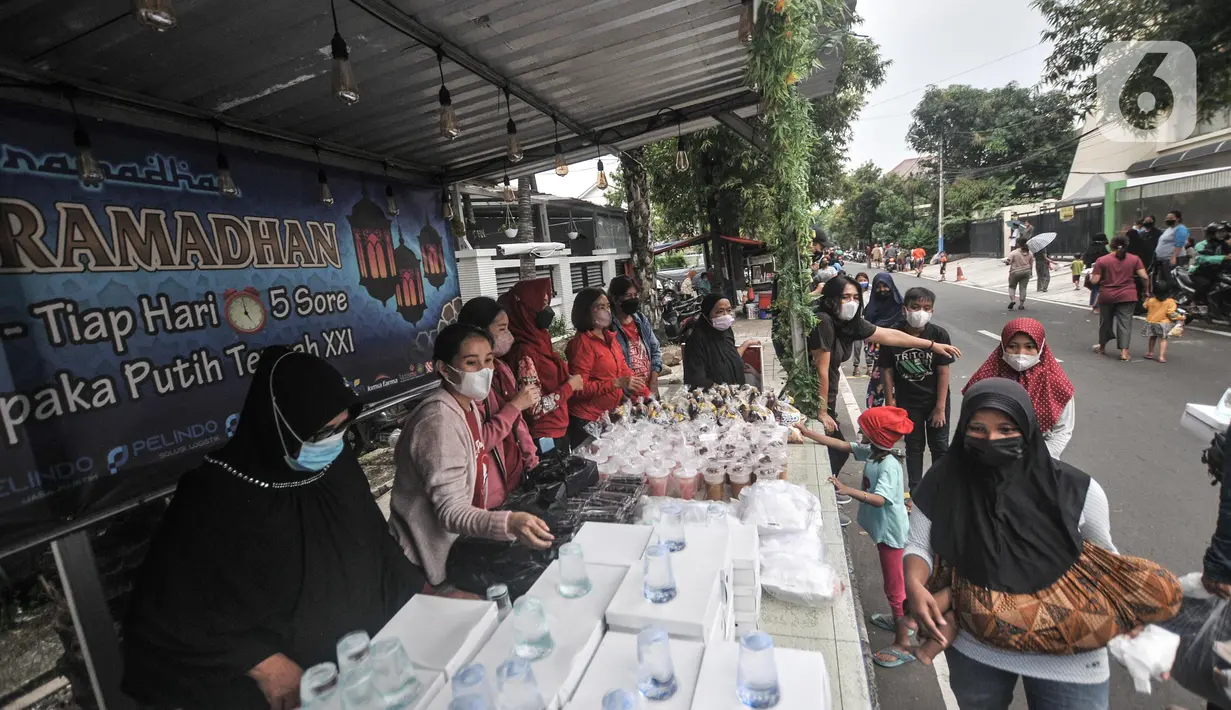 Warga antre untuk menerima hidangan berbuka puasa atau takjil gratis di Cempaka Putih, Jakarta, Selasa (19/4/2022). Pembagian takjil gratis yang telah berlangsung sejak pandemi Covid-19 ini disambut antusias warga, baik anak-anak hingga orang dewasa. (merdeka.com/Iqbal S. Nugroho)