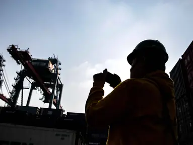 Aktivitas bongkar muat peti kemas di Pelabuhan Tanjung Priok, Jakarta, Kamis (14/4/2022). Neraca perdagangan Indonesia diproyeksi masih akan mencatatkan surplus yang tinggi pada Maret 2022. (Liputan6.com/Faizal Fanani)