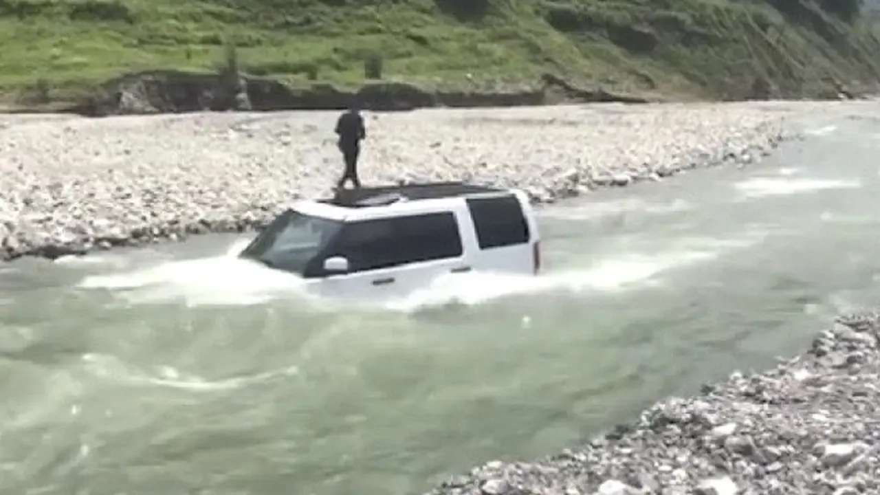 Niat Mau Cuci Mobil Murah, Land Rover Pria Ini Malah Terjebak di Sungai