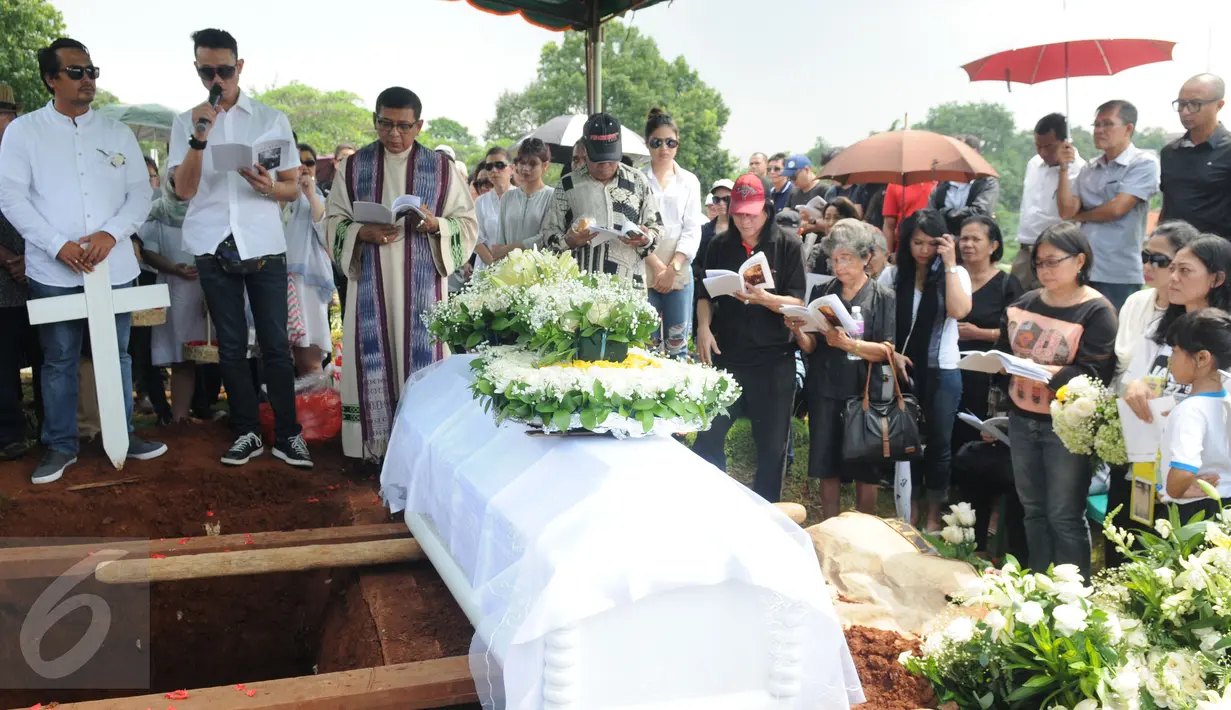 Pembacaan doa saat pemakaman Ireng Maulana di TPU Kampung Kandang, Jakarta, Senin (7/3/2016). Ireng Maulana meninggal dunia pada usai 72 tahun.(Liputan6.com/Herman Zakharia)