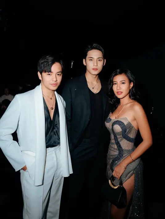 Shenina Cinnamon terlihat anggun dengan strapless dress jaring-jaring dengan handbag hitam [@angga]