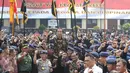Presiden Jokowi dipanggul pasukan Brimob usai memimpin apel Korps Brimob Polri di Kelapa Dua, Depok, Jumat (11/11). Dalam arahannya, Presiden mengapresiasi kerja Brimob yang membantu pengamanan unjuk rasa 4 November 2016. (Liputan6.com/Immanuel Antonius)