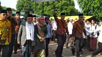 Wakil Presiden Ma’ruf Amin saat berkunjung ke Festival Tajug 2019 di Alun-alun Keraton Kasepuhan Cirebon. (Liputan6.com/Panji Prayitno)