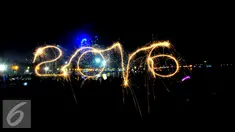Kembang api meledak menghiasi kawasan wisata Ancol, Jakarta, Jumat (1/1/2016). Ribuan orang memadati kawasan tersebut untuk merayakan malam pergantian tahun 2015-2016. (Liputan6.com/Gempur M Surya)