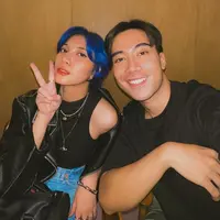 Seperti inilah gaya rambut terbaru Sheila Dara yang mencuri perhatian publik. Ia tampak sangat berbeda dengan gaya rambut sebelumnya. [Foto: instagram.com @sheiladaisha/@vidialdiano]