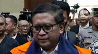 Sekretaris Jenderal Partai Demokrasi Indonesia Perjuangan (PDIP), Hasto Kristiyanto didakwa menyuap eks Komisioner KPU Wahyu Setiawan untuk meloloskan Harun Masiku sebagai Caleg Pergantian Antarwaktu (PAW) DPR 2019-2024. (Liputan6.com/Herman Zakharia)