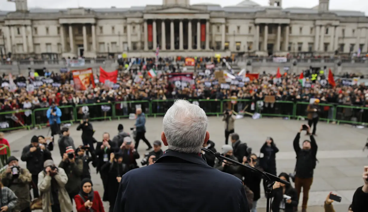 Pemimpin Partai Buruh Inggris Jeremy Corbyn berbicara dengan pendemo saat aksi menolak ancaman perang dengan Iran, di London, Inggris (11/1/2020). (AFP/Tolga Akmen)