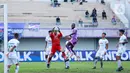 Kiper PSS Sleman, Muhammad Ridwan, menangkap bola saat melawan Persita Tangerang pada laga pekan ke-28 BRI Liga 1 2022/2023 di Stadion Indomilk Arena, Tangerang, Kamis (2/3/2023). Persita menang dengan skor 2-1. (Bola.com/M Iqbal Ichsan)