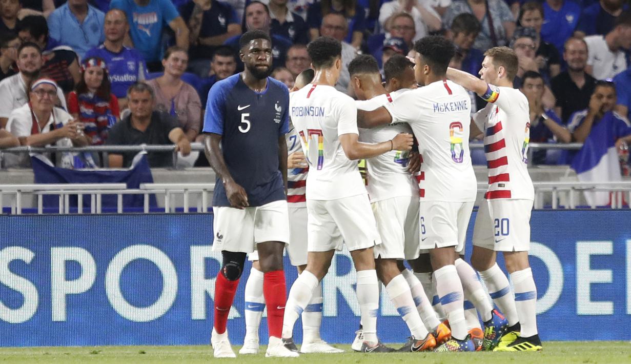 Para pemain Amerika Serikat merayakan gol saat melawan Prancis pada laga uji coba di Groupama stadium, Decines, Lyon (9/6/2018). Prancis dan Amerika bermain imbang 1-1. (AP/Laurent Cipriani)