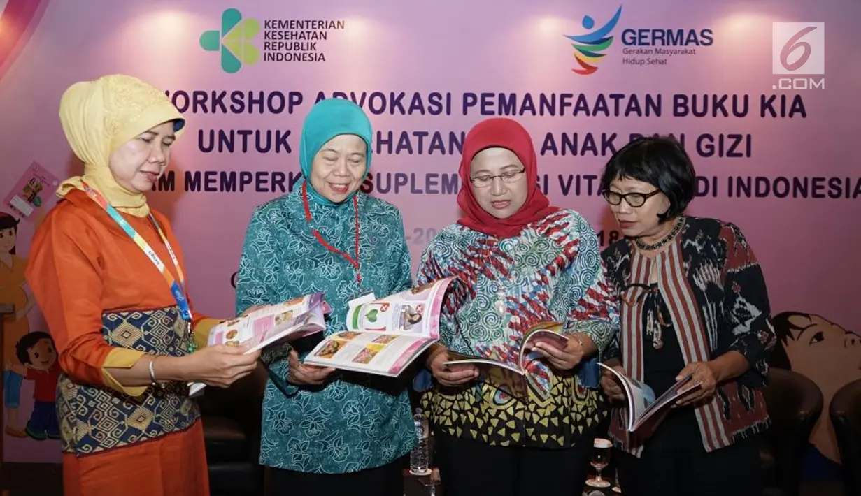 Dirjen Kesehatan Masyarakat MQIH Kirana Pritasari didampingi Sri Kusyuniati, Eni Gustina dan Laksmi Widyastuti saat Workshop Advokasi Pemanfaatan Buku KIA untuk kesehatan Ibu dan Anak, Jakarta, Rabu (19/9). (Liputan6.com/HO/Reza)