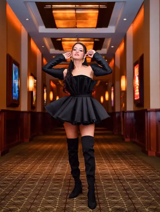 Gaya all black outfit yang digunakan Susan Sameh kali ini tampa begitu manis. Memadukan strapless dress dengan knee high boots pun membuat penampilannya begitu menawan.(Liputan6.com/IG/@susansameeh)